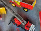 de nombreux camions de pompiers miniatures et d'autres jouets par terre