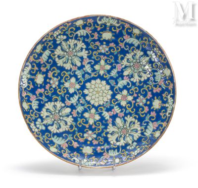 une image représentant une assiette bleue ornée d'un motif floral