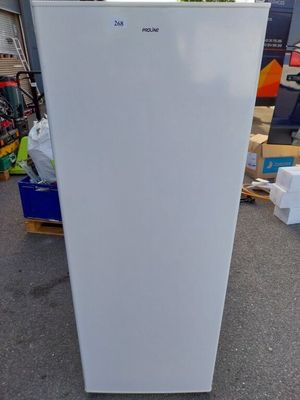 un réfrigérateur blanc qui se trouve dans la rue
