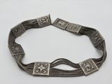 gros plan d'un collier sur une surface blanche