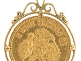 un pendentif en forme de pièce d'or sur lequel est représentée une femme