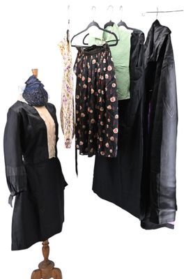 une robe et une veste sur un mannequin posé sur un socle