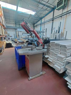 une machine qui travaille sur une pièce de métal