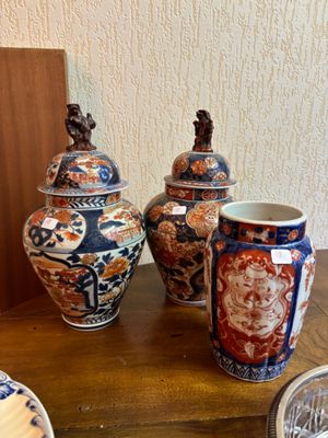 JAPON, deux potiches et un vase en porcelaine à décor Imari petits ac