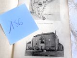 un vieux livre sur lequel figure l'image d'un bâtiment et une note
