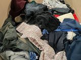 une boîte en carton remplie de vêtements et d'un chapeau