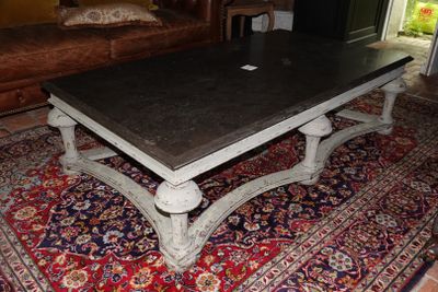une table basse posée sur un tapis dans un salon