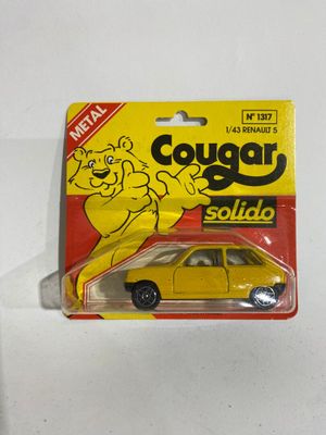 une petite voiture jaune exposée sur une table