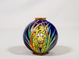un vase bleu orné d'une image de tigre