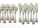 beaucoup de fourchettes et de cuillères sur la table