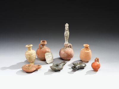 de nombreux vases de styles variés posés sur un fond blanc