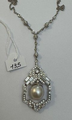 Chaîne en or gris, soutenant un important Pendentif en or gr…