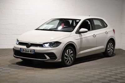 La Volkswagen Polo break blanche est garée dans un garage.