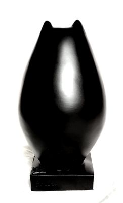 un vase noir orné d'un visage de chat noir