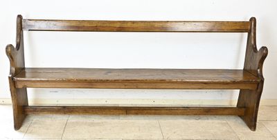 un banc en bois dans une pièce aux murs blancs