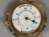 une horloge accrochée au mur qui indique « marée haute »