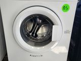 une machine à laver sur laquelle est apposée une étiquette de prix à l'avant