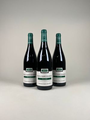 trois bouteilles de vin posées sur une table blanche