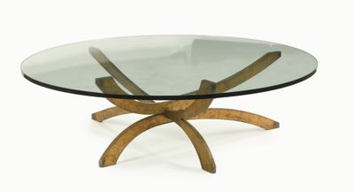 une photo d'une table en verre avec des pieds en bois et un plateau en verre