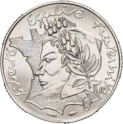gros plan d'une pièce de monnaie sur laquelle figure un visage de femme