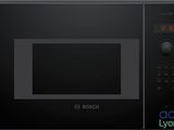 four à micro-ondes noir avec commandes électroniques sur fond blanc