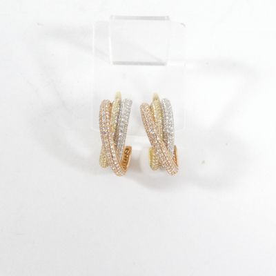 une paire de boucles d'oreilles créoles en or et diamants blancs