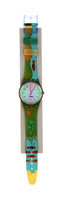 une montre posée sur une surface blanche