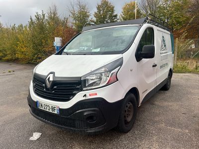 une camionnette blanche garée sur le parking