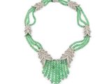 un collier de perles vertes sur fond blanc