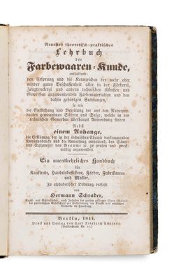 un vieux livre est ouvert sur une surface blanche
