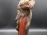une statue ancienne d'une femme tenant un bébé dans ses bras