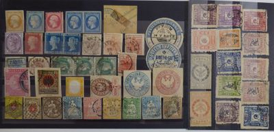 une photo d'une collection de timbres exposée sur un mur