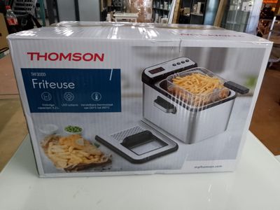 une boîte de nourriture posée sur une table