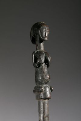 l'image d'une statue représentant une femme tenant un bébé dans ses bras