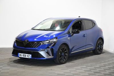 une voiture bleue garée dans une pièce au sol en damier