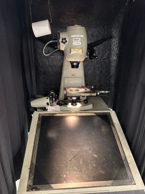une machine posée sur une table dans une pièce
