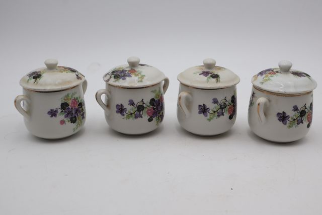 Quatre pots à crème décor de fleurs