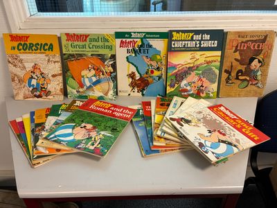 de nombreux livres pour enfants posés sur une table devant une fenêtre