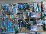 un grand nombre d'outils posés sur une table