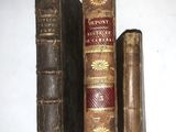 trois vieux livres posés sur une table
