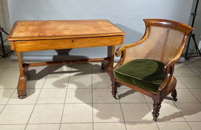 deux chaises et une table dans une pièce
