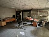 une pièce avec un bureau et une chaise