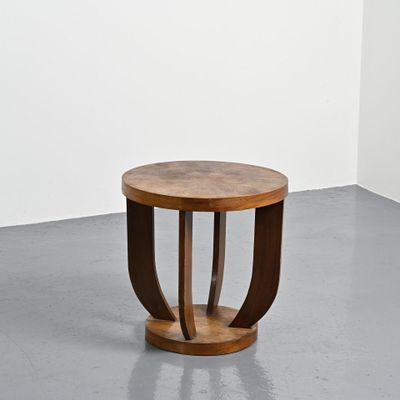 une photo d'une table en bois dans une pièce blanche