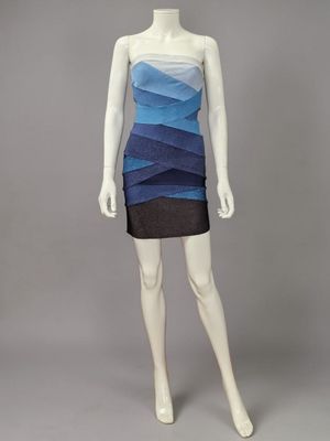 un mannequin portant une robe bleue et noire, sur un mannequin