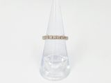 une photo d'une bague en diamant posée sur un vase transparent
