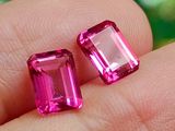 une paire de tourmalines roses taillées au doigt d'une personne