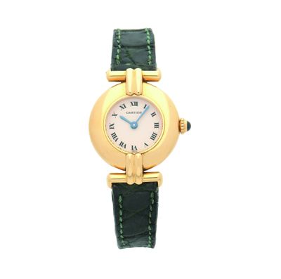 un gros plan d'une montre sur fond blanc, avec un bracelet vert
