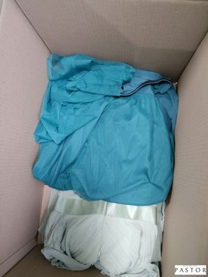une boîte contenant une feuille bleue