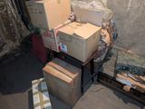 de nombreux cartons empilés par terre dans une pièce