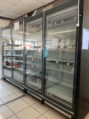 de nombreux réfrigérateurs vides dans un magasin sans portes
